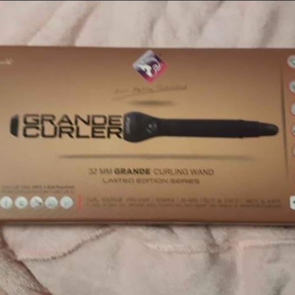 Salon purchased styling wand - Picture 2 of 2